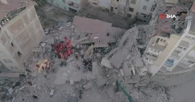 Elazığ Merkez'de depremin verdiği hasar gün ağarınca ortaya çıktı