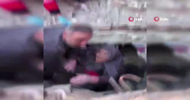 Enkaz altında kalan Hatun Yamış'ın kurtarılma anları kamerada