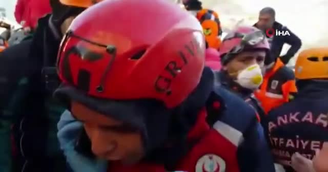 Enkaz altındaki Azize Çelik ile telefonla görüşmesi kameraya böyle yansıdı