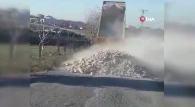 Hafriyat kamyonu sürücüsü yola hafriyat döküp böyle kaçtı