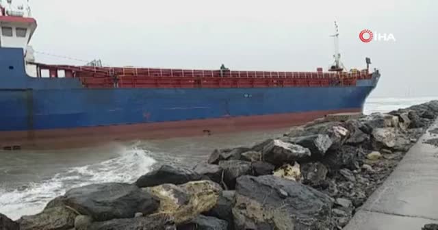Hatay'da kargo gemisi karaya oturdu
