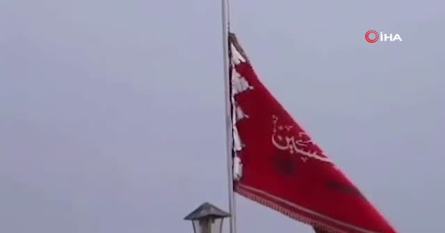 İran'da Süleymani'nin intikamı alınana kadar kırmızı bayrak göndere çekildi
