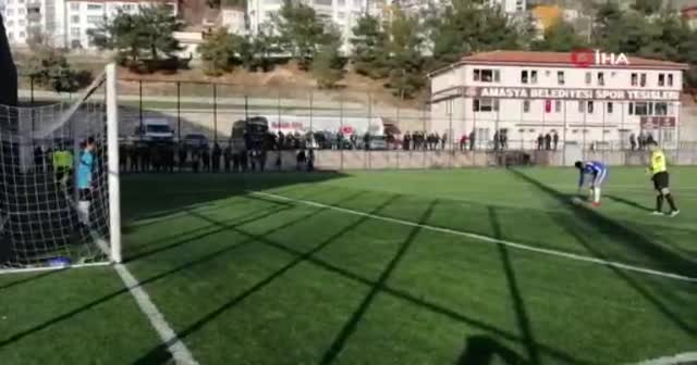 İstiklal Marşı’nın okunduğunu duyan hakem maçı durdurdu