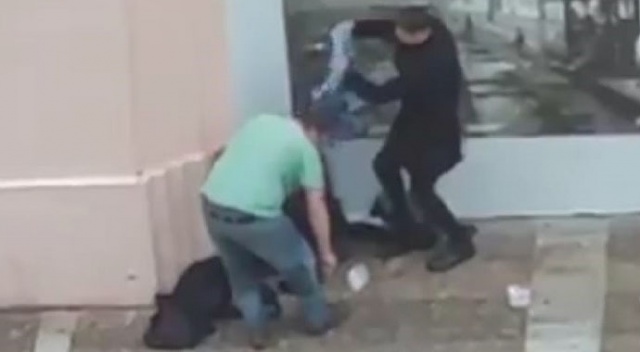 İzmir’den yürek ısıtan görüntüler: “Evsiz vatandaşı elleriyle giydirdiler”