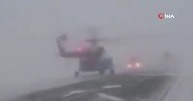Kar fırtınasına yakalanan helikopter kara yoluna acil iniş yaptı