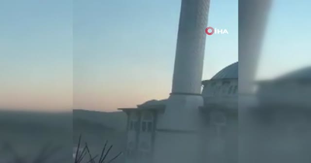 Kırkağaç’ta depremde hasar gören cami minaresi yıkıldı