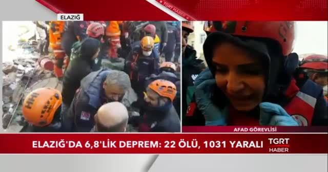 Kurtarma görevlisinin enkaz altındaki vatandaşla konuşması kamerada!