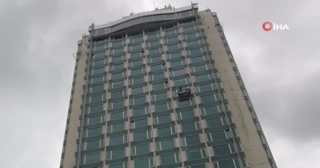 Metrelerce yükseklikteki cam temizliği yürekleri ağza getirdi