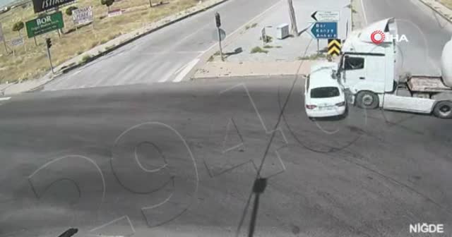 Mobese kameralarına yansıyan kazalar, 'bu kadar da olmaz' dedirtti