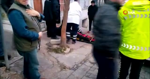 Otomobilin yayaya çarptığı anlar kamerada