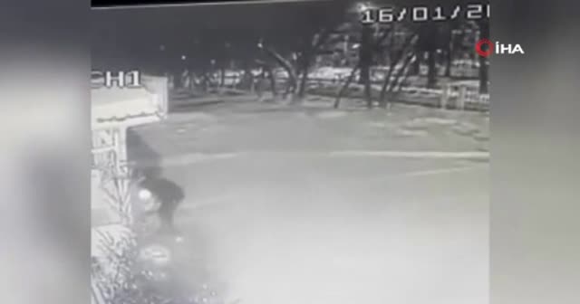 Pes dedirten anlar! Rusya'da bir baba bebeğini kar yağışının ortasında bırakıp kaçtı