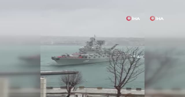 Rus savaş gemisi, İstanbul Boğazı'nda kıyıya sürüklendi