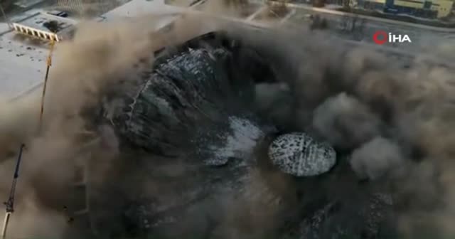 Rusya'da dev stadyum yıkım sırasında çöktü
