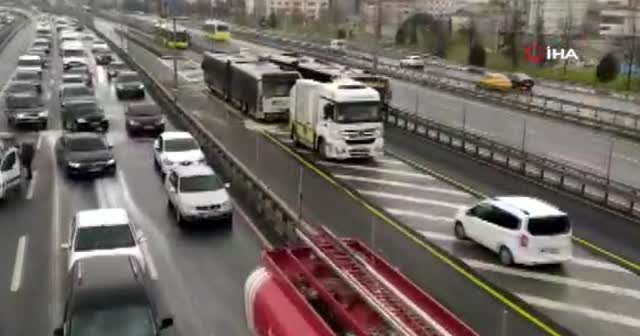 Şişli'de seyir halindeki metrobüste yangın çıktı