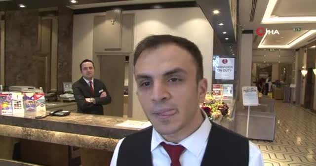 Sosyal medya bu garsonun yeteneğini konuşuyor! Milyonlarca kez izlendi
