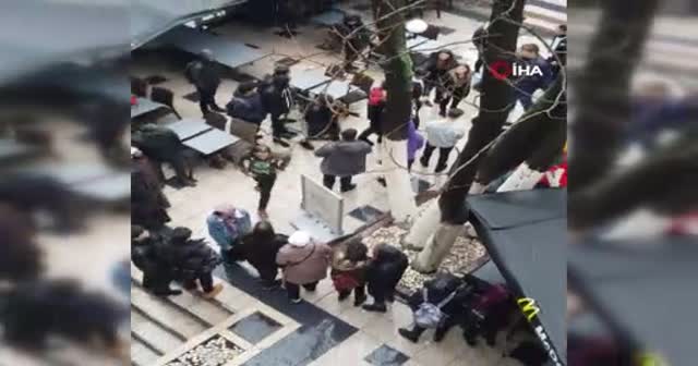 Sultanahmet’te Arap turistlerin tekme tokatlı kavgası kamerada