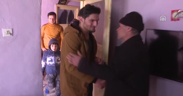 Suriyeli Mahmud elleri ile kazıyarak enkazdan kurtardığı depremzede ile buluştu