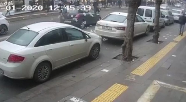 Trafik cezası yediği sırada araba çarptı