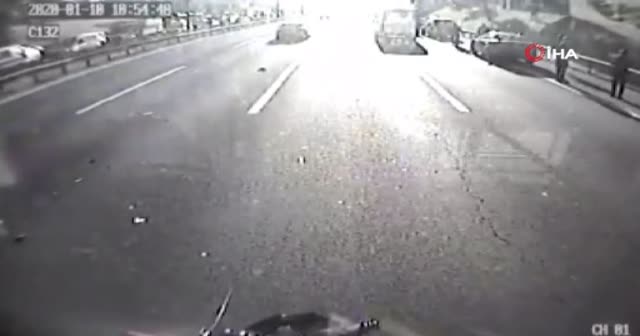 Ümraniye TEM Otoyolu'nda feci kaza: 2 kişi hayatını kaybetti
