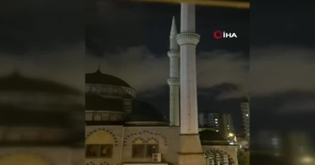 110 kilometre hızla esen rüzgar minareleri salladı