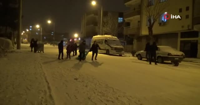 6 yıl aradan sonra kar yağınca halay çekip oyun oynadılar