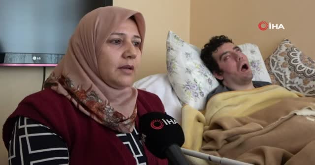 6 yıldır gözlerini kırpamıyor, kan çanağına dönen gözleri bantla kapatılıyor