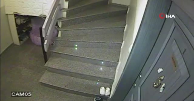 Apartmandaki ayakkabıları mağazadaymış gibi inceledi, hoşuna gidenleri çaldı