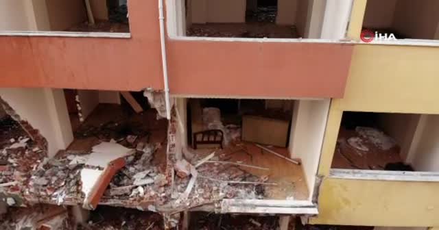 Bahçelievler’de ağır hasarlı binaların yıkılmasına devam ediliyor