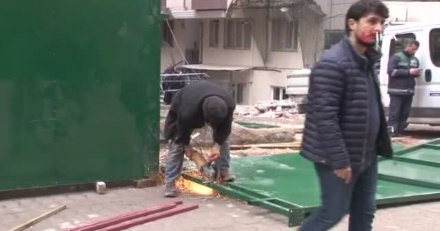 Bahçelievler’de yıkılan binada güvenlik önlemleri alındı