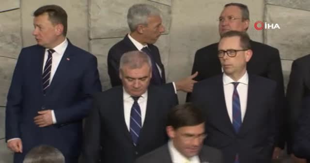 Bakan Akar, NATO Savunma Bakanları ile aile fotoğrafına katıldı