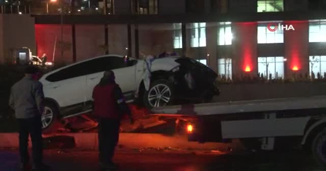 Başakşehir’de iki otomobil kafa kafaya çarpıştı: 8 yaralı
