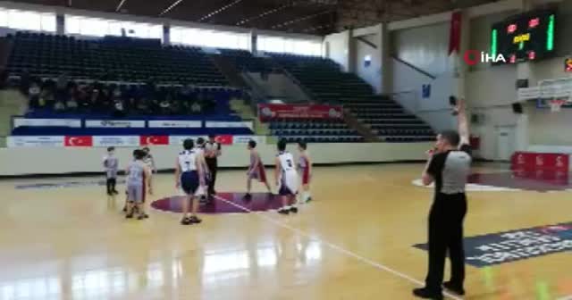 Basketbol maçında hakemlere tekmeli yumruklu saldırı!