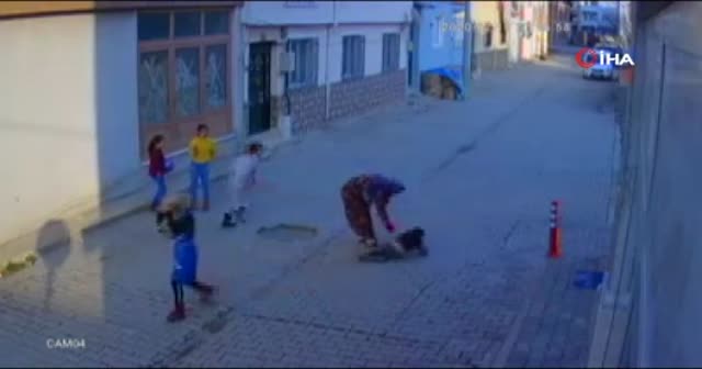 Bursa'da bir anne sokak ortasında 5 yaşındaki oğlunu evire çevire dövdü
