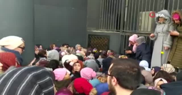 Bursa'da izdiham! Kapıları yumrukladılar, baygınlık geçirenler oldu