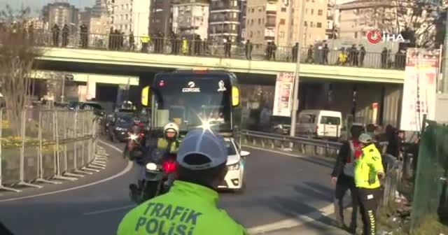 Derbi için takımlar stada geldi