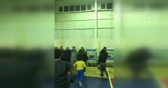 İçişleri Bakanı Soylu depremzede çocuklarla basketbol oynadı
