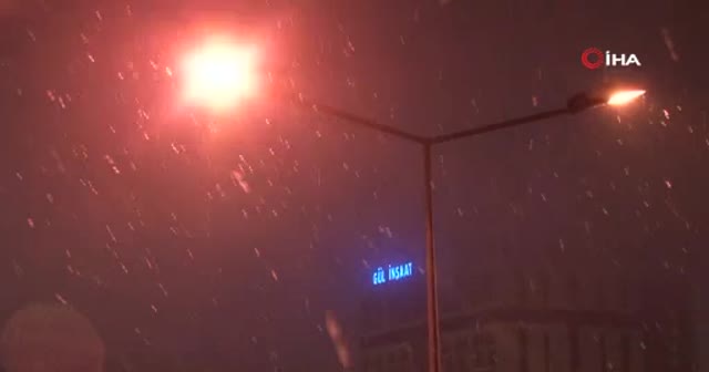 İstanbul’da kar yağışı etkisini göstermeye başladı