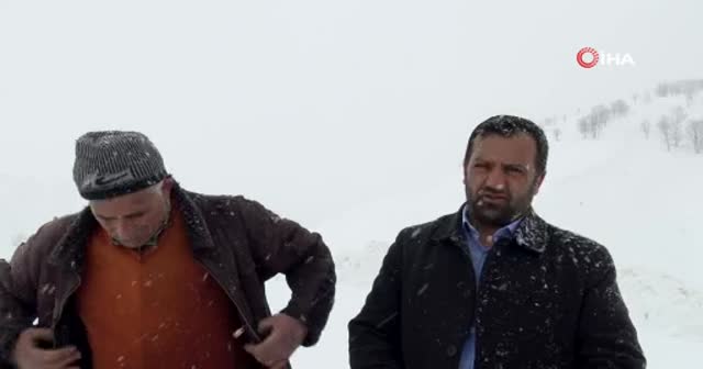 Köy yolunun açılmasını halaylarla kutladılar
