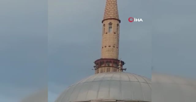 Ordu'da korkutan an! Fırtına minareyi beşik gibi salladı