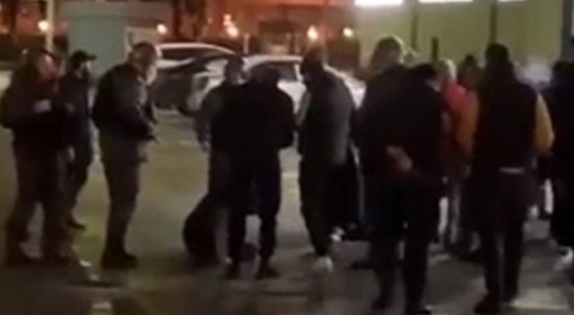 Rus polisi sokak dövüşünü engellemek yerine kavgacı gruplarla beraber izledi