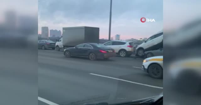 Rusya'da kaza yapan araçlar üst üste çıktı