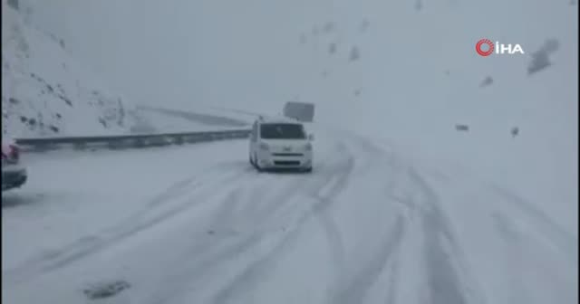 Sakaltutan Geçidinde yoğun kar yağışı ulaşımda aksamalara neden oldu