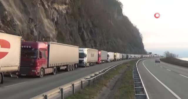 Sarp Sınır Kapısı'ndaki tır kuyruğu 12 km'ye ulaştı