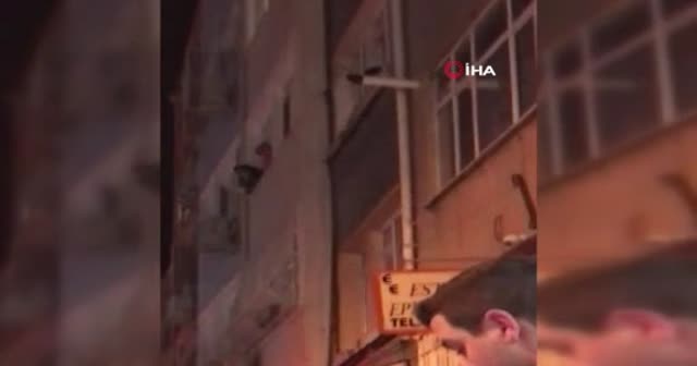 Sinir krizi geçirdi mahalleyi birbirine kattı... Polislere sıcak su döküp çaydanlık fırlattı!
