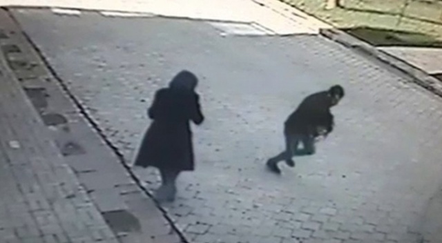 Sokakta bıçaklı gaspçı dehşeti