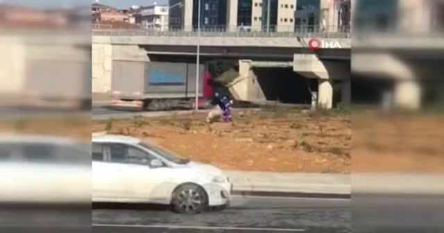 Temizlik işçisinden alkışlanacak hareket! Yere düşen Türk bayrağını temizledi, öperek alnına koydu