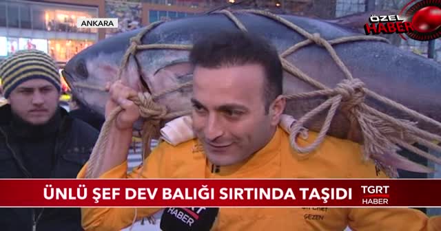 Ünlü şef dev balığı sırtında taşıdı