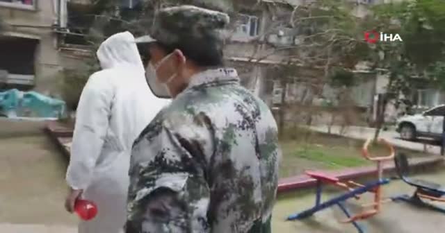 Wuhan’da polis kapı kapı gezip ateş ölçüyor