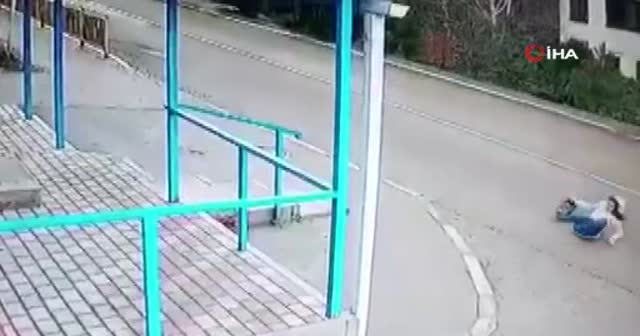 Yola düşen kadın ölümden kıl payı kurtuldu