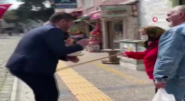 "Evinize gidin" diyen başkan, nineden bastonu yedi